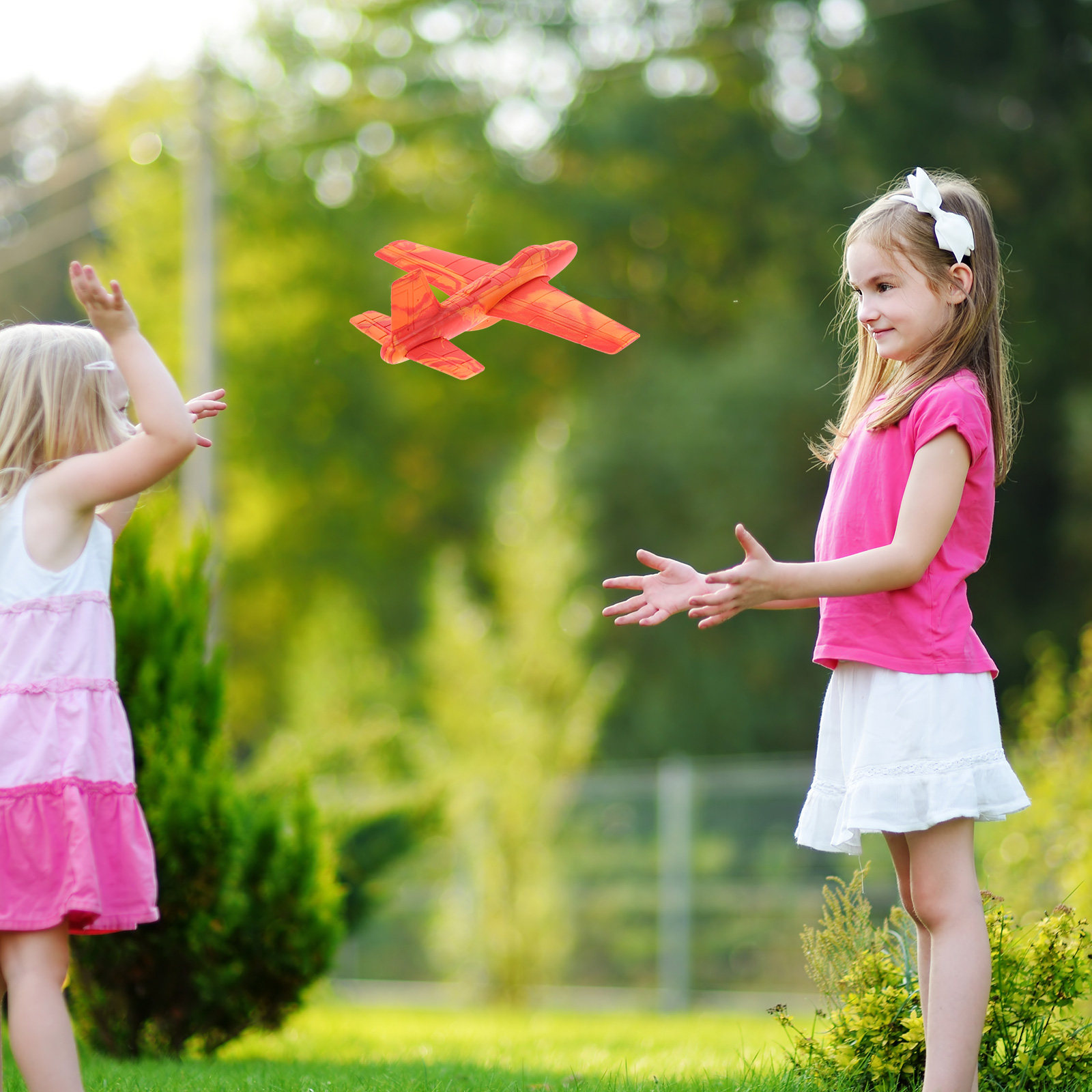 Kids Outdoor Fun - 子供向けの、軽量で高品質なフォーム製グライダー。室内でも屋外でも遊べ、安定した飛行で、簡単に投げて戻すことができ、楽しい飛行機遊びができるプレゼントに最適。