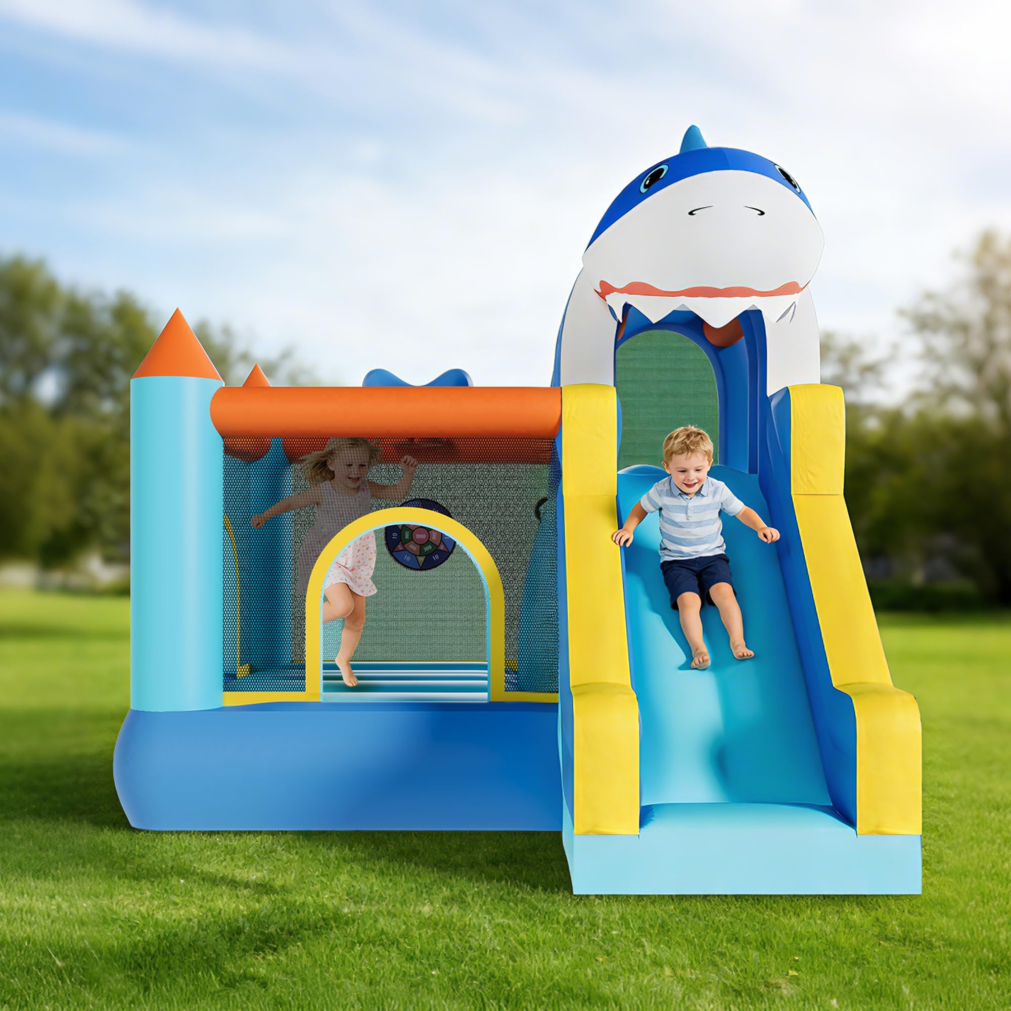Kids Outdoor House Accessories - インフレータブルバウンスハウス（滑り台＆送風機付き）、子供用トランポリン、クライミングウォール、バスケットボールフープ、屋内外兼用裏庭遊び